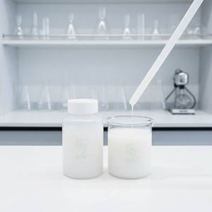 Emulsión <span class=keywords><strong>Floculante</strong></span> PAM a <span class=keywords><strong>Precio</strong></span> <span class=keywords><strong>de</strong></span> Fábrica: Emulsión <span class=keywords><strong>de</strong></span> Poliacrilamida Aniónica APAM 9003-05-8 como Agente Espesante - Product Image 1