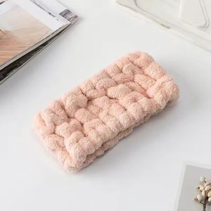 Set de Diadema 3 en 1 de Felpa Coral para Lavado Facial, Banda Suave y Absorbente para el Cabello con Muñequeras para el Sudor, Accesorios para Cuidado de la Piel, Yoga y Gimnasio para Mujer - Product Image 5