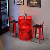 Bar de style industriel, tabourets et chaises hauts, salon de thé, bar tranquille, espace lounge, fût d'huile, table et chaises rouges créatives