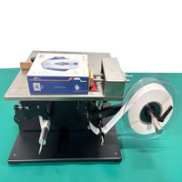 Machine de scellage à angle droit pour l'étiquetage des boîtes à crochets utilisées dans les lignes de production