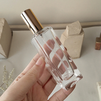 Flacon de parfum rectangulaire en verre épais transparent de luxe 99, 30 ml/50 ml/100 ml, vaporisateur à vis, estampage doré, compatible avec les diffuseurs à roseaux