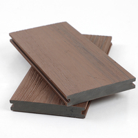 Plancher extérieur en composite bois-plastique (WPC) contemporain, anti-âge et imperméable pour rues commerciales et couloirs côtiers