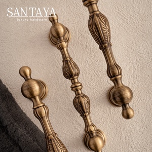 Poignées Santaya en laiton brossé antique, poignées de luxe <span class=keywords><strong>vintage</strong></span> pour armoires de cuisine, boutons de tiroir, poignées de placard, poignée en bronze - Product Image 4