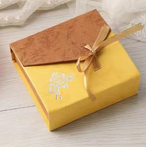 Caja de Joyería Cuadrada de Papel Especial Ecológica Hecha a Mano de Alta Gama en Color Amarillo Marrón con Diseño de Flores Blancas Impresas - Product Image 1