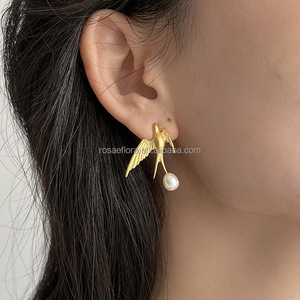Orecchini Pendenti Rosaeflora "Among the Clouds" con Rondini in Volo, Argento Sterling 925 Autentico e Perle d'Acqua Dolce, Gioielli Raffinati - Product Image 3
