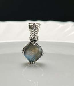 Pendentif en pierre de labradorite naturelle en argent sterling oxydé avec un élégant détail de tressage en forme de panier de style art déco - Product Image 2