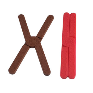 แผ่นรองจานซิลิโคนแบบพับได้รูปทรงกากบาททนความร้อนกันลื่นที่รองหม้อ - Product Image 1