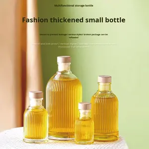 زجاجات مشروبات زجاجية صغيرة بخطوط عمودية وتصميم روماني لتعبئة النبيذ والعصائر، سعات 50 مل و100 مل و150 مل و200 مل و250 مل و500 مل، مع أغطية من الفلين - Product Image 1