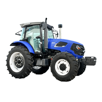 Tracteur agricole multifonctionnel à quatre roues motrices, équipé d'un chargeur, d'une pelle et d'une remorque agricole.