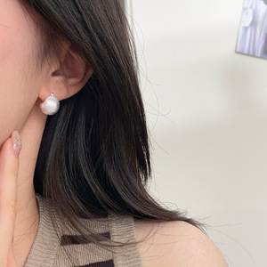 Boucles d'oreilles Huggie en argent sterling S925 Kaiming, texture coquillage, forme ronde, pour un usage quotidien - Product Image 3