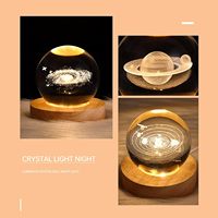 Art de rêve 3D sur le thème de l'espace Système solaire Saturne Galaxy Boule de verre en cristal USB Power Sphere Night Glowing Planet Lampe de table Light