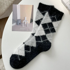Chaussettes personnalisées <span class=keywords><strong>en</strong></span> argyle pour femmes, chaudes pour l'hiver, <span class=keywords><strong>en</strong></span> mélange de <span class=keywords><strong>laine</strong></span>, motif losanges, style vintage preppy, chaussettes mi-hautes duveteuses effet <span class=keywords><strong>mohair</strong></span>, vente <span class=keywords><strong>en</strong></span> gros - Product Image 4