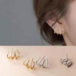 Pendientes de Lujo Modernos de Acero Inoxidable con Baño de Oro de 14K, Diseño de Garra con Microincrustaciones de Perlas de Imitación, Personalizados y Hechos a Medida - Product Image 1