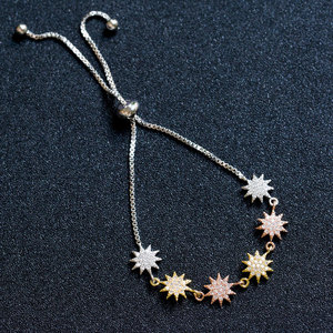 Bracciale da donna alla moda con stella esagerata, gioiello di tendenza con accenti scintillanti, accessorio da polso - Product Image 3