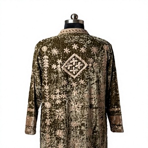 Kurta long en velours brodé Olive Garden, vert mousse et vert sauge, style bohème floral, ODM - Product Image 4
