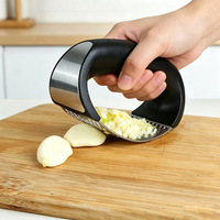 Elektrische 430 roestvrijstalen schommelende kersenontpitter, gebogen handvat, antiaanbaklaag, antislip siliconen handvat, makkelijk te gebruiken, ook geschikt voor gember.
