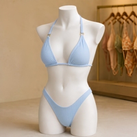 Ensemble de bikini pour femme OEM en tissu recyclé côtelé, avec logo personnalisé, accessoires dorés, bonnets plissés triangulaires, rembourrage amovible et bas de bikini coupe coquine