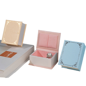Caja de Joyería Cuadrada de Cuero con Logotipo Personalizado, Estilo Libro, de Terciopelo, para Guardar Collares, Pulseras, Anillos de Boda, Embalaje de Regalo - Product Image 1