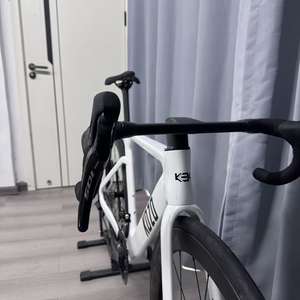 Bicicleta de Carretera Aerodinámica de Fibra de Carbono KOZO Venta al por Mayor Directa de Fábrica 700C <span class=keywords><strong>SHIMANO</strong></span> <span class=keywords><strong>105</strong></span> 24V Freno de Disco Hidráulico Bicicleta de Carreras Ligera OEM - Product Image 2