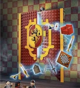 Blocs de construction personnalisables sur <span class=keywords><strong>le</strong></span> thème du monde <span class=keywords><strong>magique</strong></span> - Château de sorcier compatible universellement, ensemble de 4 maisons avec figurines et bannières, lot cadeau en vrac - Product Image 1