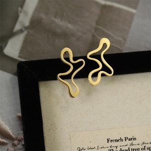 Boucles d'oreilles minimalistes étanches en acier inoxydable plaqué or, clous d'oreilles géométriques irréguliers et creux - Product Image 3
