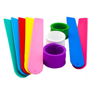 Bracelet unisexe de <span class=keywords><strong>règle</strong></span> de claque de silicone promotionnel bon marché imprimé par logo personnalisé respectueux de l'environnement en gros - Product Image 4