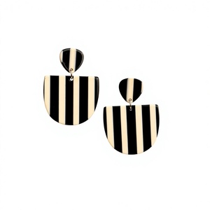Nouvelles Boucles d'Oreilles Clous Métalliques Tendance et Élégantes 2026 pour Unisexe, Accessoires de Bijoux de Haute Qualité en Gros pour Mariage et Fête pour Femme - Product Image 1