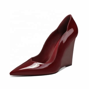 Pumps à <span class=keywords><strong>talon</strong></span> <span class=keywords><strong>compensé</strong></span> en cuir PU brillant bordeaux pour femmes, bout pointu, <span class=keywords><strong>talon</strong></span> haut, chaussures de bureau, talons hauts personnalisables - Product Image 1
