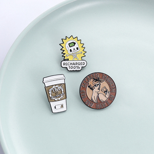 Broches émaillées avec motifs : Recharge 100% Squelette Batterie Pleine, <span class=keywords><strong>Tasse</strong></span> à café, Batterie Faible et Femme Rétro, et les inscriptions 'Demande à Papa' et 'Mams on Recharge' - Product Image 1