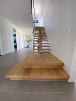 Escalier mono-tringle moderne d'origine usine pour intérieur, style loft, avec garde-corps en bois et verre, balustrade en acier inoxydable, métal durable, sur mesure