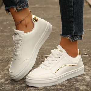 Baskets décontractées blanches grande taille pour femmes - Accent métallique doré, design à lacets, chaussures élégantes pour tous les jours pour les tenues féminines - Product Image 1
