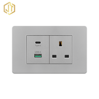 Prise de courant moderne britannique avec prise britannique 13A et charge rapide USB Type C pour MacBook, téléphone, bureau