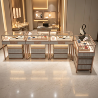 Vitrine de présentation de bijoux de luxe en or rose avec éclairage LED, vitrine en verre haut de gamme pour les bijouteries haut de gamme