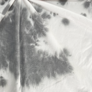 T-shirt HuaYi in cotone/poliestere certificato OEKO-TEX & GOTS, tinto a mano con effetto splatter, ecologico, streetwear unisex. - Product Image 3