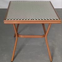 Juego de Mesa de Comedor para Exterior XY, de Madera Maciza Resistente, con Cubierta de Ratán Tejido y Patas Cruzadas, Estilo Bistro