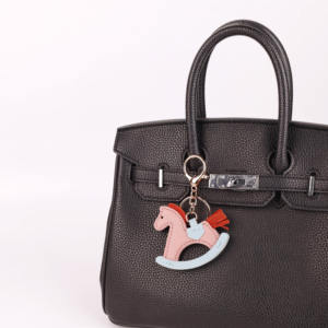 25トレンディな新着漫画ロッキングホースバッグチャームクリエイティブPUレザーキーチェーン女性用バッグチャームアクセサリー - Product Image 3