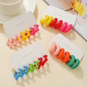 Boucles d'oreilles tendance en résine étoile pour femme, ensemble de clous et créoles colorés, collection Printemps 2026, origine Yiwu - Product Image 3
