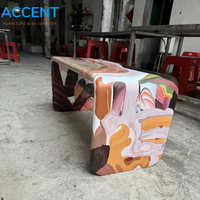 Banc en FRP peint à la main, tabouret d'appoint en fibre de verre en forme de U, table d'appoint artistique pour café, galerie d'art, design personnalisé disponible