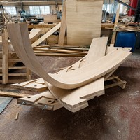 Escalier en colimaçon sur mesure pour un design d'intérieur moderne, marches courbes en chêne rouge avec rampes en fer