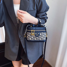 Sac seau pour femme modèle 2026 en PU. Sac à main élégant et luxueux. Fabriqué en matériau PU. - Product Image 5