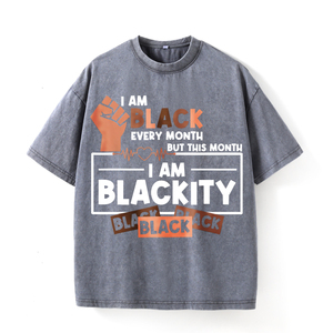 <span class=keywords><strong>T</strong></span>-shirt Nera '<span class=keywords><strong>I</strong></span> <span class=keywords><strong>Am</strong></span> Black Every Month' con Design di Pugno e Cuore per Uso Casual - Product Image 3