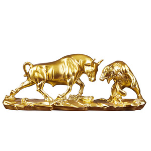 Fabriqué en usine sur mesure, décoration d'intérieur dorée et créative, ornement de bureau en résine pour le <span class=keywords><strong>marché</strong></span> boursier, statues de bataille de taureaux et d'ours - Product Image 4