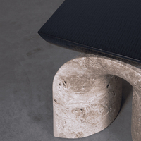 Table d'appoint en marbre courbé Dream Home avec base en travertin veiné brut et plateau en bois finition sable – Pièce de mobilier artistique
