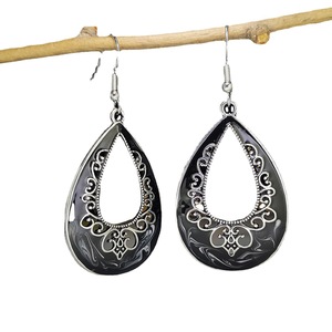 Orecchini Pendenti Vintage Intagliati a Vuoto con Smalto e Motivo Bianco e Nero, Accessori Moda per Donna - Product Image 5