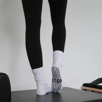 Logo personnalisé antidérapant de haute qualité personnalisé Scrunch Yoga Pilates Grip Chaussettes femmes Pilates Yoga personnalisé Slouch Chaussettes avec poignée