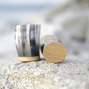 Chope à bière artisanale en corne avec couvercle en bambou, verre réutilisable, design minimaliste pour le camping et l'extérieur - Product Image 1