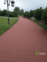 Planche de terrasse en WPC moderne, résistante aux intempéries, antidérapante, ignifuge, composite bois-plastique pour une utilisation en extérieur dans les restaurants, les jardins, les patios