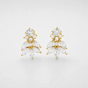 Orecchini a Perno con Zirconi Taglio Marquise e Design Floreale, Gioielli Eleganti in Rame per Donna, Accessori Moda per Feste - Product Image 1