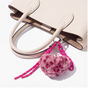Llavero de Piel Sintética Esponjosa con Pompón Rosa Intenso, Cadena Gruesa y Colgante de Corazón, Accesorio para Bolso - Product Image 4
