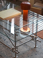 Table basse rectangulaire en verre trempé avec un design moderne et simple et un cadre en métal pour le mobilier de salon
